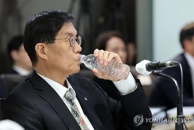 이창용 한국은행 총재가 20일 서울 중구 한국은행에서 열린 국회 기획재정위원회의 한은 국정감사에서 의원질의에 답하면서 물을 마시고 있다. 연합뉴스