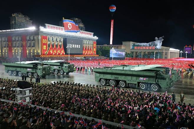 북한 노동당 기관지 노동신문은 10일 평양 김일성광장에서 북한 노동당 창건 80주년 기념 열병식이 진행됐다고 11일 보도했다. 사진은 신형 극초음속 단거리탄도미사일(SRBM)인 '화성-11마'. 노동신문 캡처