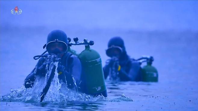 지난 10일 평양 김일성광장에서 열린 북한 조선노동당 창건 80주년 경축 열병식에서 특수부대가 훈련하는 모습을 담은 영상이 상영됐다. 군인들이 잠수함에서 빠져나와 잠수복 차림으로 사격 준비를 하고 있다. 조선중앙TV 캡처