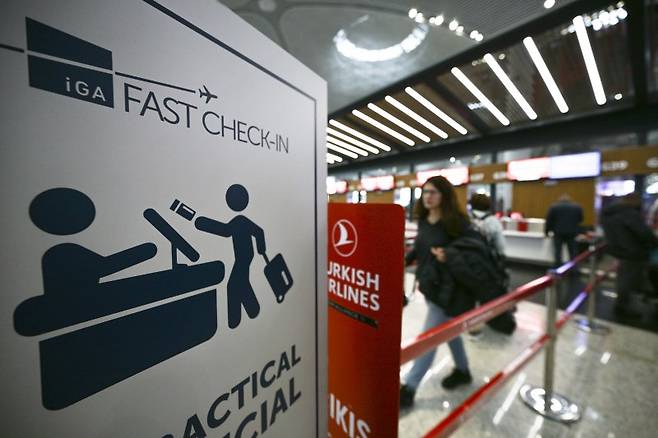 튀르키예 이스탄불공항을 이용하는 여행객들이 iGA PASS가 제공하는 패스트트랙 체크인 서비스 창구를 이용하고 있다.