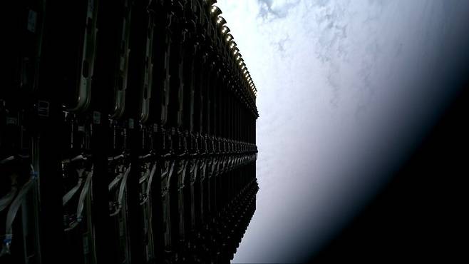 19일 발사된 스페이스엑스의 저궤도 인터넷위성 스타링크 28기가 궤도에 배치되고 있다. 스페이스엑스 제공