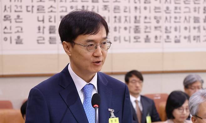 오민석 서울중앙지방법원장이 20일 서울 여의도 국회에서 열린 2025년도 법제사법위원회 국정감사에서 업무 현황 보고를 하고 있다. 연합뉴스