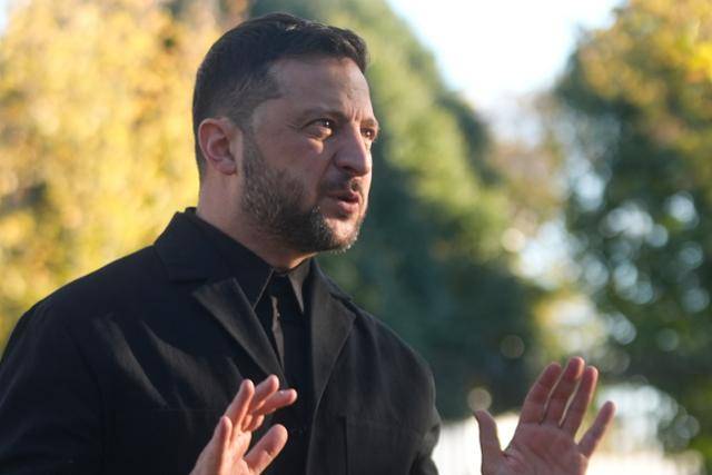 볼로디미르 젤렌스키 우크라이나 대통령이 17일 백악관에서 도널드 트럼프 미국 대통령과 회담한 뒤 백악관 맞은편 라파예트 공원에서 기자회견하고 있다. 워싱턴=AP 연합뉴스