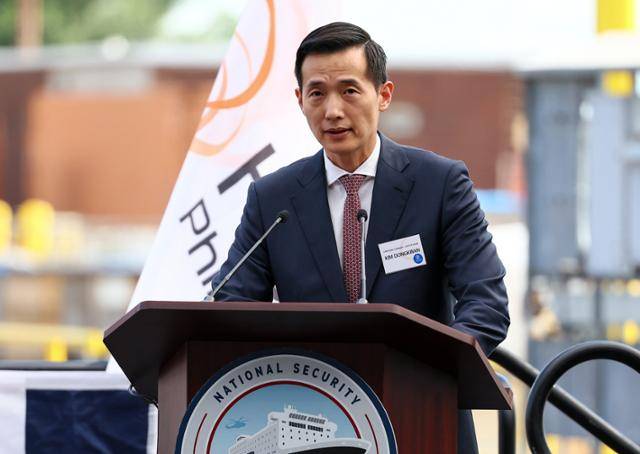 김동관 한화그룹 부회장이 8월 26일(현지시간) 미국 필라델피아의 한화 필리조선소에서 스테이트 오브 메인호 명명식 환영사를 하고 있다. 연합뉴스