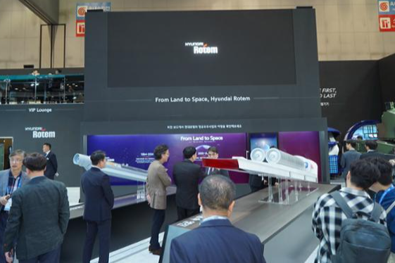 20일 경기 고양시 킨텍스에서 열린 'ADEX 2025' 현대로템 전시관에 놓인 덕티드 램제트 엔진(왼쪽), 극초음속 이중램제트 엔진을 관람객들이 살펴보고 있다. 현대로템 제공