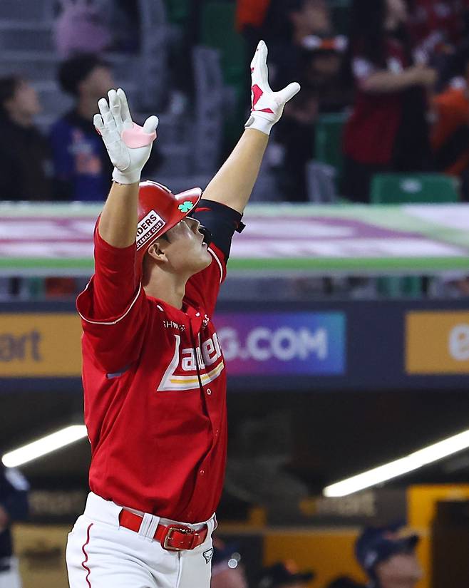 <yonhap photo-8073=""> 이율예 끝내기 투런 홈런 (인천=연합뉴스) 임순석 기자 = 1일 인천 SSG랜더스필드에서 열린 2025 프로야구 한화 이글스와 SSG 랜더스의 경기. 9회 말 2사 1루 상황에서 SSG 이율예가 역전 끝내기 투런 홈런을 친 뒤 베이스를 돌고 있다. 2025.10.1 soonseok02@yna.co.kr/2025-10-01 23:14:59/ <저작권자 ⓒ 1980-2025 ㈜연합뉴스. 무단 전재 재배포 금지, AI 학습 및 활용 금지></yonhap>