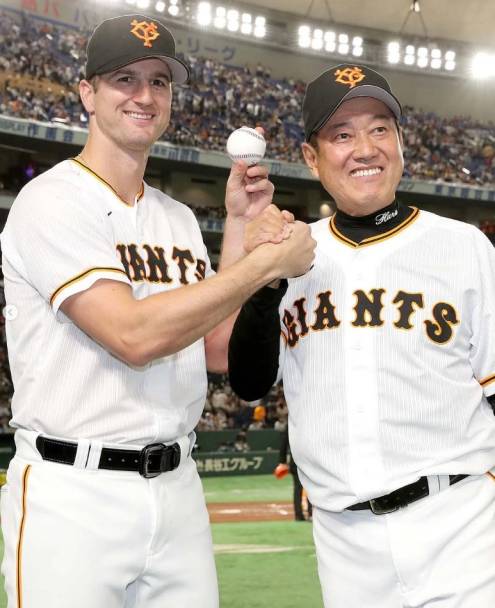 요미우리에서 활약할 당시 그리핀과 하라 감독. 그리핀 개인 SNS 캡처미우리에서 활약할 당시 그리핀과 하라 감독. 그리핀 개인 SNS 캡처