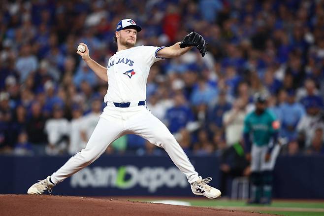 <yonhap photo-2046=""> TORONTO, ONTARIO - OCTOBER 19: Trey Yesavage #39 of the Toronto Blue Jays pitches against the Seattle Mariners during the first inning in game six of the American League Championship Series at Rogers Centre on October 19, 2025 in Toronto, Ontario. Vaughn Ridley/Getty Images/AFP (Photo by Vaughn Ridley / GETTY IMAGES NORTH AMERICA / Getty Images via AFP)/2025-10-20 09:22:05/<저작권자 ⓒ 1980-2025 ㈜연합뉴스. 무단 전재 재배포 금지, AI 학습 및 활용 금지></yonhap>