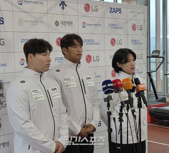 봅슬레이 대표팀 김진수(왼쪽부터) 김형근, 김유란이 20일 평창올림픽슬라이딩센터 스타트하우스에서 열린 미디어데이서 새 시즌에 임하는 각오를 밝히고 있다. 평창=김우중 기자