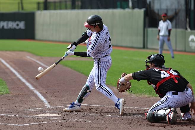 청백전에서 타격 중인 신민재. 구단 제공