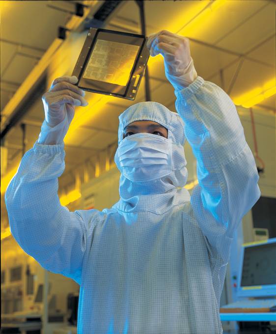 TSMC 대만 12팹 내부에서 직원들이 제품을 생산하는 모습. [사진=TSMC]