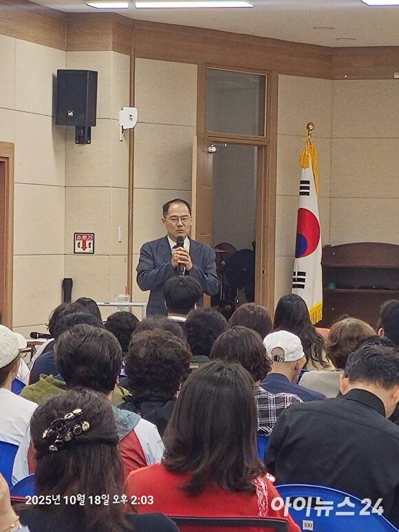 김동호 민주당 광주시당 부위원장이 입주민 설명회를 진행하고 있다. [사진=한봉수 기자]