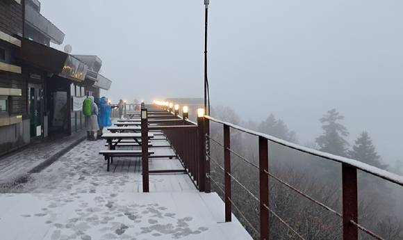강원지역 곳곳에 초겨울 추위가 닥친 20일 설악산 국립공원 소청대피소 일원에 첫눈이 내리고 있다. 2025.10.20 [설악산 국립공원 사무소 제공] [사진=연합뉴스]