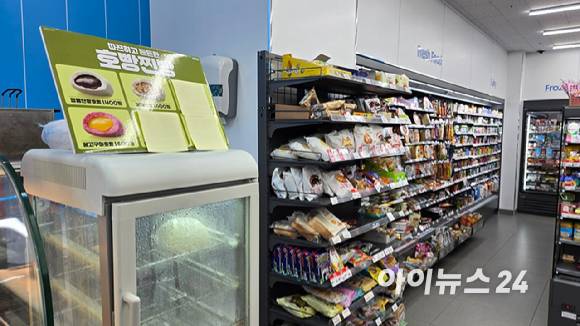 20일 서울의 한 편의점에서 호빵을 판매하고 있다. 이날 아침 최저기온이 5도를 기록하는 등 추위가 찾아오면서 겨울철 간식 매출이 급증한 것으로 나타났다. [사진=진광찬 기자]