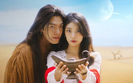 두바이의 사막을 배경으로 촬영한 넷플릭스 드라마 〈다 이루어질지니〉 예고편의 한 장면. 사진 넷플릭스 홈페이지 캡쳐