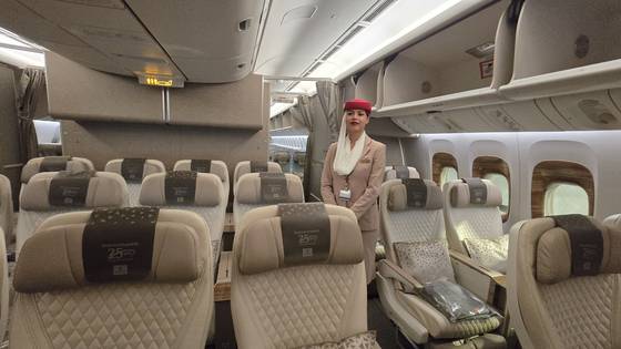 에미레이트 항공은 지난 4월부터 인천-두바이 노선에 개조된 보잉777-300ER 항공기를 투입해 프리미엄 이코노미 클래스 운영을 시작했다. 연말까지 약 70개 도시에 프리미엄 이코노미 탑재 기재가 투입될 계획이다. 이수정 기자