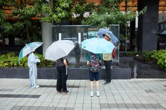 K-팝을 사랑하는 외국 관광객들이 꼭 방문하는 BTS 소속사인 하이브 사옥도 지나쳐갔다.