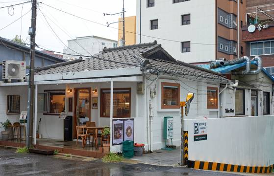 옛 관사단지의 분위기를 엿볼 수 있는 골목에서 현재 카페로 사용되는 옛 철도관사 건물을 볼 수 있다.