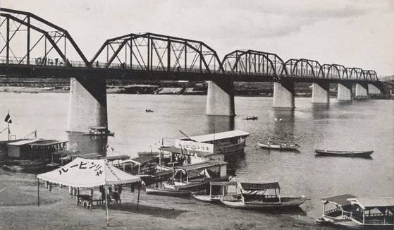 한강철교 이후 최초로 한강을 가로지르는 인도교로 건설된 한강인도교의 1917년경 모습. 국립민속박물관