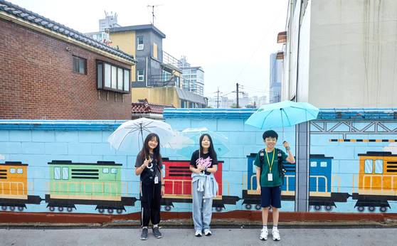 용산역으로 가는 길에 땡땡 거리를 지나가게 된 소중 학생기자단. 유인 건널목 형태로 운영되는 백빈 건널목 주변은 인증샷 명소로 꼽힌다.