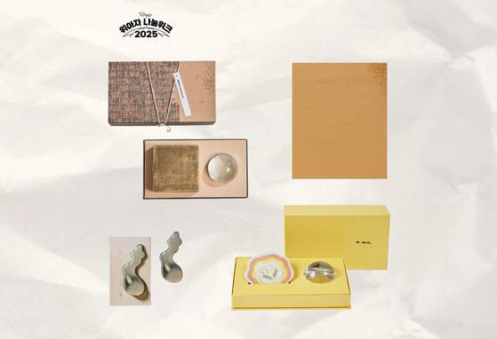 김성희 국립현대미술관장이 ‘김창열’전시 기념품 4점을 기증했다. [사진 국립현대미술관 미술가게·위스타트]