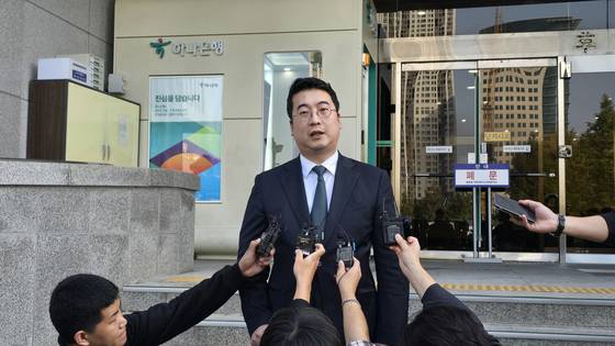 20일 대전지법이 초등학생 김하늘양을 살해한 혐의로 기소된 명재완씨에게 무기징역을 선고한 뒤 유족 측 변호인인 김상민 변호사가 취재진의 질문에 답하고 있다. 신진호 기자