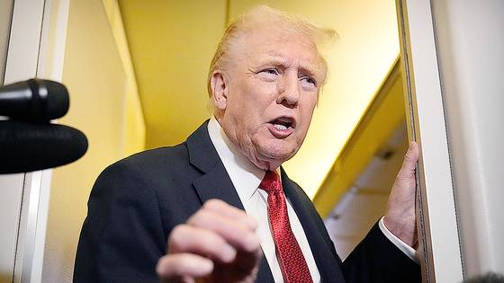 도널드 트럼프 미국 대통령이 19일(현지시각) 에어포스원에서 기자들과 대화하고 있는 모습. AP=연합뉴스