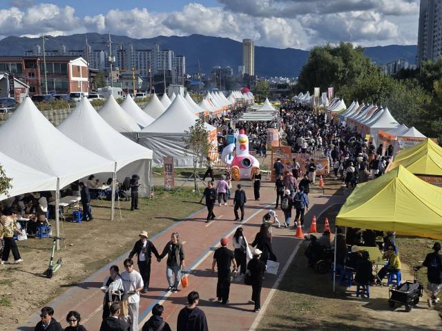 ▲ 2025 춘천 막국수닭갈비 축제가 19일 폐막한 가운데 축제 마지막을 즐기려는 시민들로 축제장이 북적이고 있다.  오세현 기자