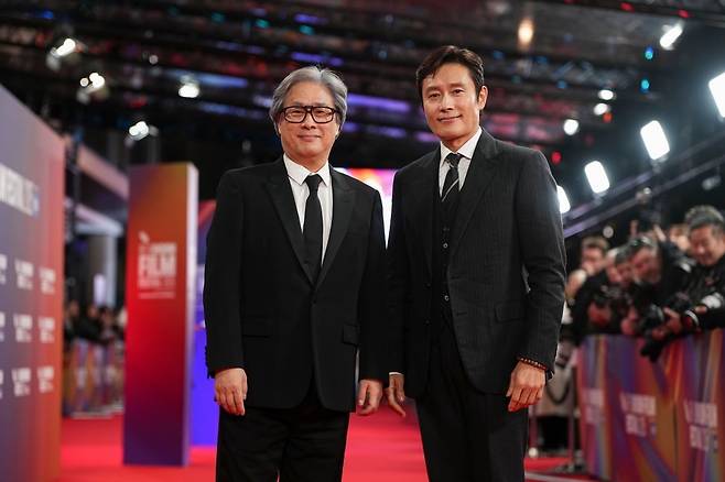 지난 15일 영국 런던에서 열린 '런던 국제영화제'에 주연 배우 이병헌과 함께 참석한 영화 '어쩔수가없다'의 박찬욱 감독.  /AP