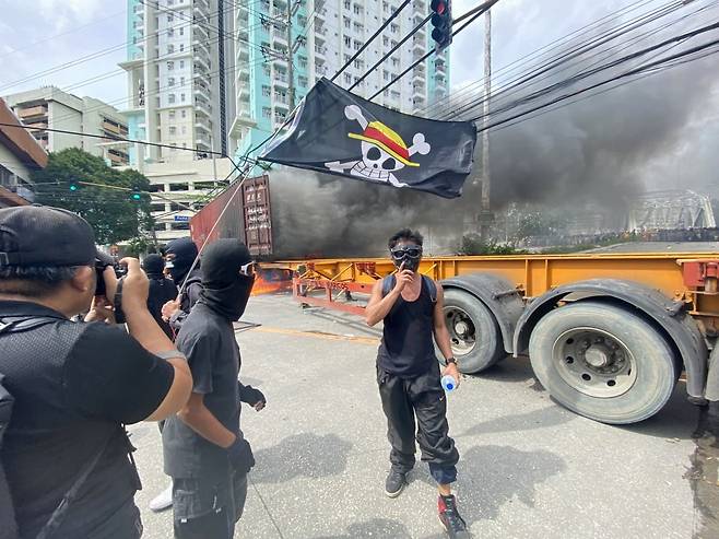 필리핀 마닐라 시위 시위대 깃발/사진=연합뉴스