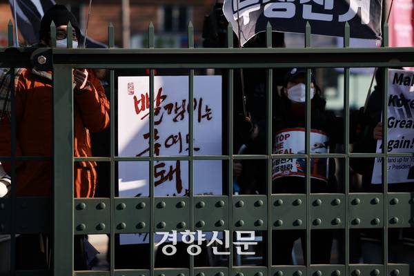 지난 2월21일 서울 안암동 고려대학교 정문 앞에서 윤석열 전 대통령 지지자들이 윤 대통령 탄핵 반대 집회를 열고 있다. 이준헌 기자