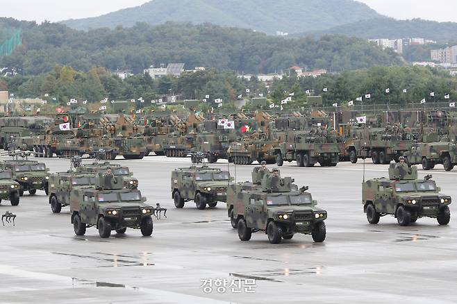 2024년 10월 건군 76주년 국군의날 기념식에서 다족보행로봇이 포함된 유무인전투체계 분열이 펼쳐지고 있다. 한수빈 기자. 기사 내용과 직접적인 관련은 없음.