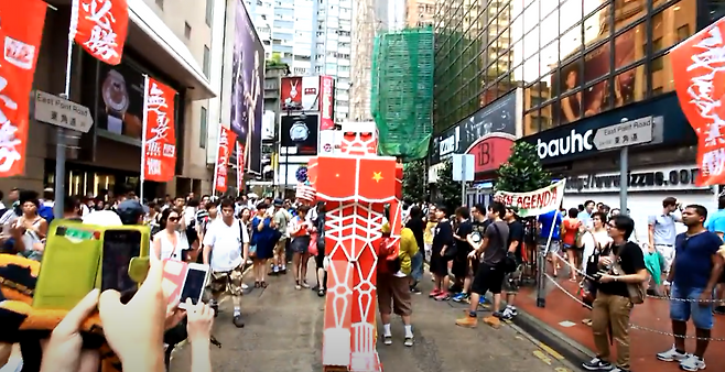 만화 <진격의 거인> 속 캐릭터를 형상화한 조립물이 2013년 7월1일 ‘홍콩반환일’을 맞아 홍콩 시내에 등장해 있다. 유튜브 채널 ‘Kacey Wong’ 갈무리