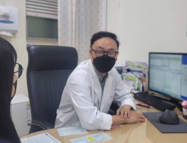 이욱 김용기내과의원 과장이 근감소증에 관해 설명하고 있다.  김용기내과의원 제공