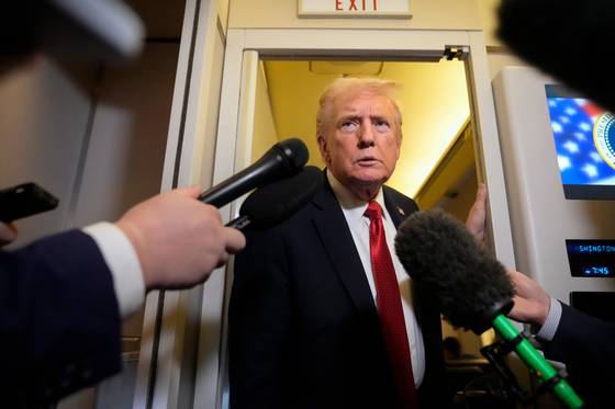 U.S. President Donald Trump speaks to reporters aboard Air Force One on Oct. 19. [AP/YONHAP]