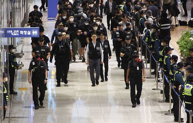 캄보디아 온라인 사기에 가담해 구금된 한국인들이 지난 18일 오전 인천국제공항 제2터미널을 통해 송환되고 있다. 이날 송환에는 경찰 호송조 190여명이 투입됐다. 연합뉴스