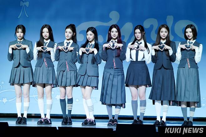 그룹 하츠투하츠 예온, 스텔라, 유하, 이안, 에이나, 주은, 카르멘, 지우(왼쪽부터)가 20일 서울 한남동 블루스퀘어 SOL트래블홀에서 열린 첫 미니앨범 ‘포커스’ 발매 기념 미디어 쇼케이스에 참석해 포즈를 취하고 있다. 유희태 기자