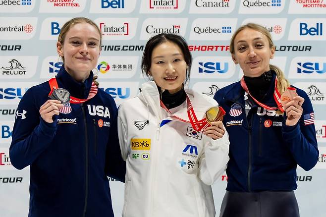 최민정(가운데)이 20일(한국시간) 캐나다 퀘벡주 몬트리올의 모리스 리처드 아레나에서 열린 2025-2026 국제빙상경기연맹(ISU) 쇼트트랙 월드투어 2차 대회 여자 1500m 시상식에서 금메달을 들고 기념촬영하고 있다. AP연합뉴스