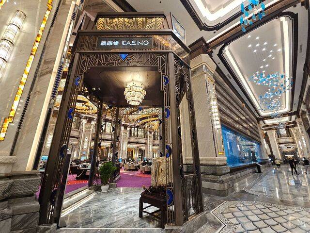 캄보디아 시아누크빌 도심에 있는 진베이 팰리스 호텔 카지노가 19일 영업 중인 모습. 12층 규모의 이 호텔 및 카지노는 현지 범죄단지 배후로 의심받는 프린스그룹 계열사가 운영하고 있다.