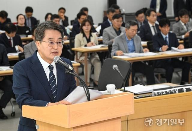 20일 오전 경기도청에서 열린 국토교통위원회 2025년 경기도 국정감사에서 김동연 경기도지사와 도청 관계자들이 선서를 하고 있다. 윤원규기자