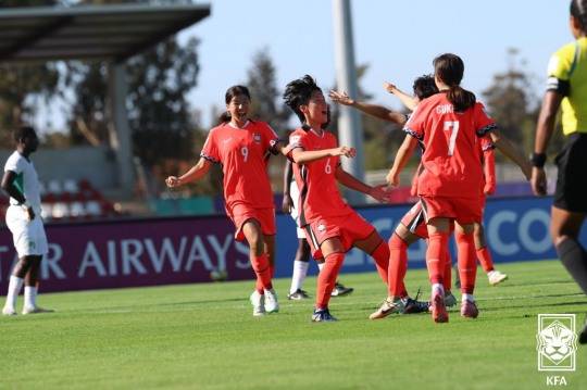 동점골을 기뻐하는 한국 U-17 여자 대표팀 선수들. 사진[연합뉴스]