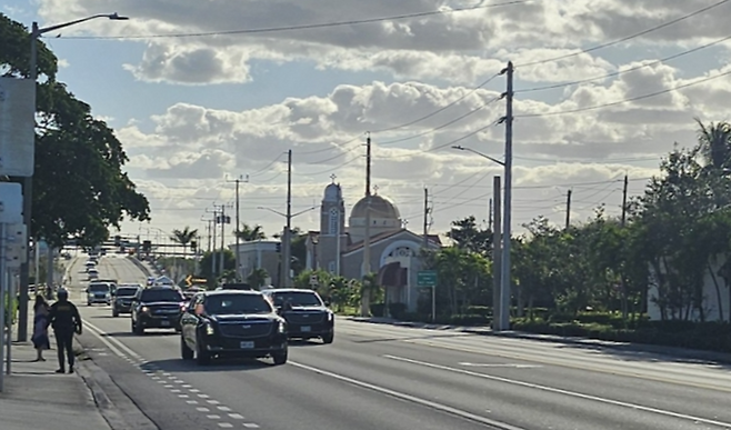18일(현지시간) 웨스트팜비치의 트럼프 인터내셔널 골프클럽에서 진행되는 한국·일본·대만 기업인들과의 골프 회동을 위해 마러라고 리조트에서 골프장으로 이동 중인 트럼프 대통령의 차량 행렬.  연합뉴스