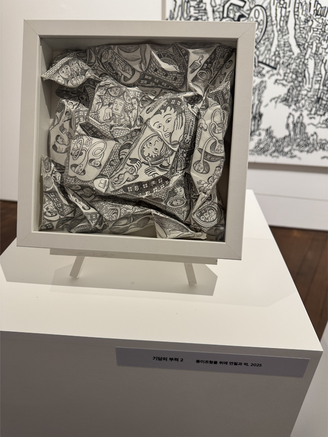 서울 관악구 서울대미술관에서 전시 중인 김은형 작가의 ‘기담의 부적2’ <정유정 기자>