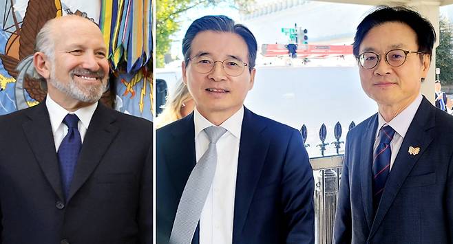 김용범 대통령실 정책실장(왼쪽)과 김정관 산업통상부 장관이 지난 16일(현지시간) 미국 백악관 예산관리국(OMB)을 방문하기 위해 워싱턴DC 백악관 아이젠하워 행정동을 방문했다. 김 실장과 김 장관은 한미 무역합의의 일환으로 추진중인 한미 조선협력 ‘마스가(MASGA·미국 조선업을 다시 위대하게) 프로젝트’에 대해 백악관 당국자들과 논의한 것으로 알려졌다. [사진 = 연합뉴스]