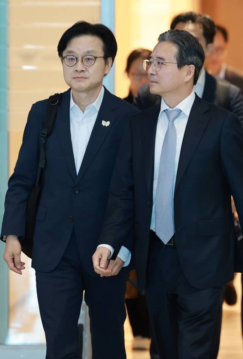 한미 관세 협상 후속 논의와 관련, 하워드 러트닉 미국 상무부 장관과 협상할 예정인 김용범 대통령실 정책실장(오른쪽)과 김정관 산업통상부 장관이 지난 16일 인천국제공항 제2여객터미널을 통해 미국 워싱턴DC로 출국하는 모습. [사진 = 연합뉴스]