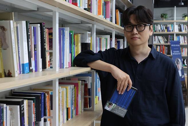 두 번째 에세이집 '오역하는 말들'을 소개하는 황석희 번역가. 이승환 기자