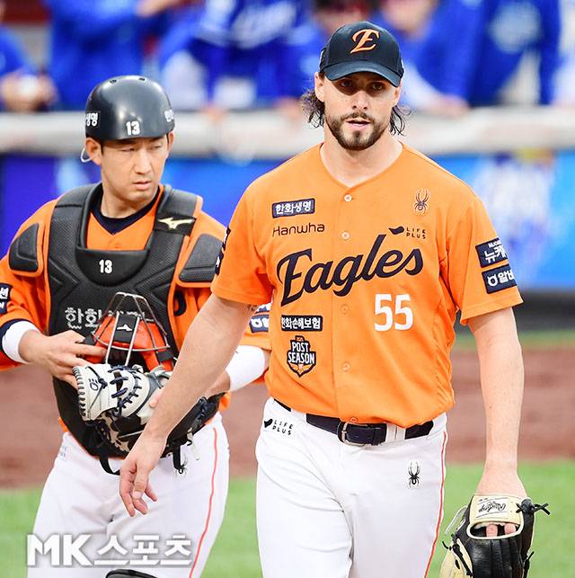19일 오후 대전 한화생명볼파크에서 ‘2025 신한 SOL Bank KBO 포스트시즌’ 삼성 라이온즈와 한화 이글스의 플레이오프(5전 3선승제) 2차전이 열렸다. 한화 선발 와이스가 4회초 1실점을 허용한 후 공수교대를 위해 더그아웃으로 향하고 있다. 사진(대전)=김영구 기자