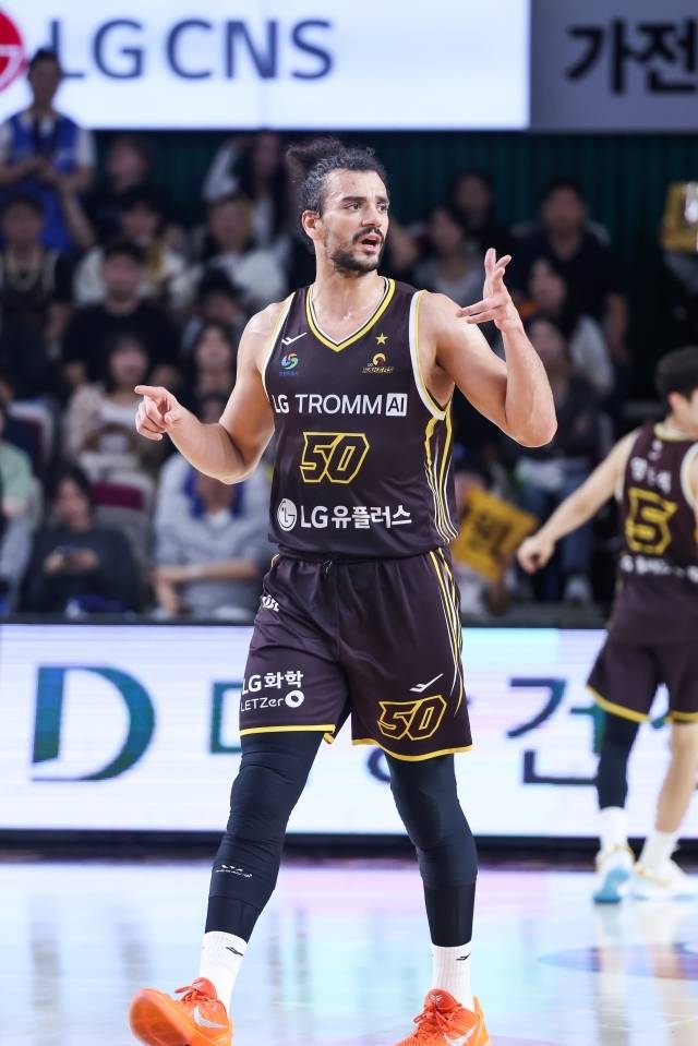 ‘파라오’ 아셈 마레이에게도 특별한 하루였다. 그는 31분 43초 출전, 28점 20리바운드 4어시스트 4스틸을 기록, 괴력을 발휘했다. 삼성은 마레이를 상대로 최대한 일대일 수비를 펼쳤지만 그를 막을 방법은 없었다. 사진=KBL 제공