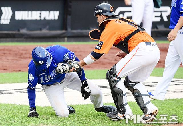 19일 오후 대전 한화생명볼파크에서 ‘2025 신한 SOL Bank KBO 포스트시즌’ 삼성 라이온즈와 한화 이글스의 플레이오프(5전 3선승제) 2차전이 열렸다. 4회초 2사 1, 3루에서 삼성 디아즈의 2루타때 1루주자 구자욱이 홈으로 파고들다 한화 최재훈 포수에게 태그아웃 되고 있다. 사진(대전)=김영구 기자