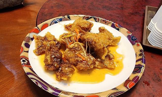 부산 한 축제에서 주문한 2만2000원 꿔바로우의 양이 적다고 생각해 항의했다가 사장으로부터 폭언을 들었다는 누리꾼이 공개한 사진./사진=인스타그램 '보배드림'